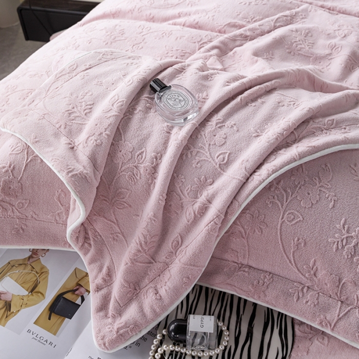 91家纺网 家纺一手货源 找家纺 佳居缘2023新款230g全消光牛奶绒四件套-雕花+滚绳系列 夕颜-紫