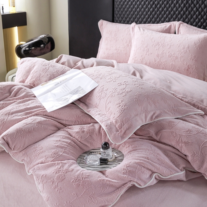 91家纺网 家纺一手货源 找家纺 佳居缘2023新款230g全消光牛奶绒四件套-雕花+滚绳系列 夕颜-紫