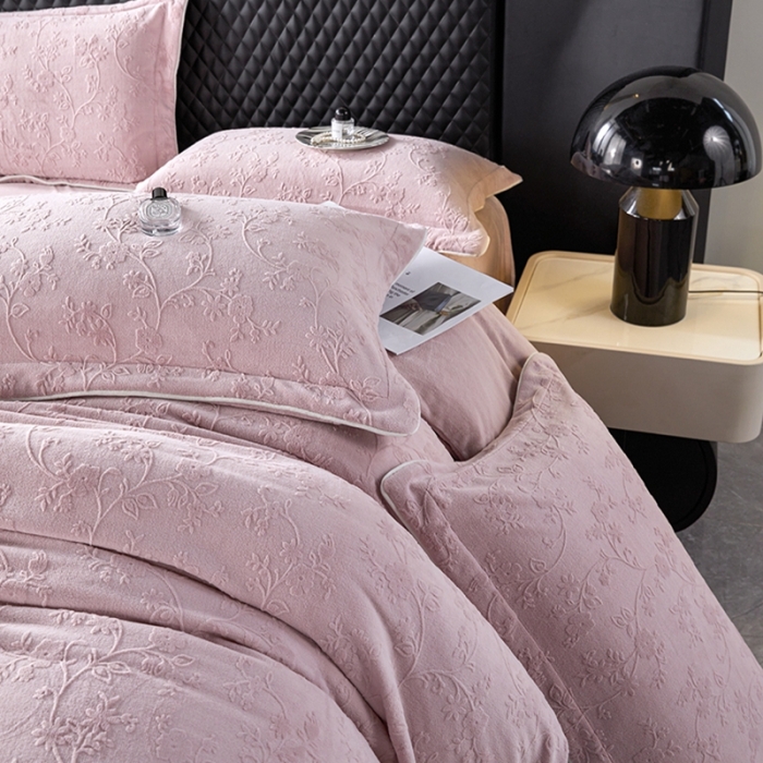 91家纺网 家纺一手货源 找家纺 佳居缘2023新款230g全消光牛奶绒四件套-雕花+滚绳系列 夕颜-紫