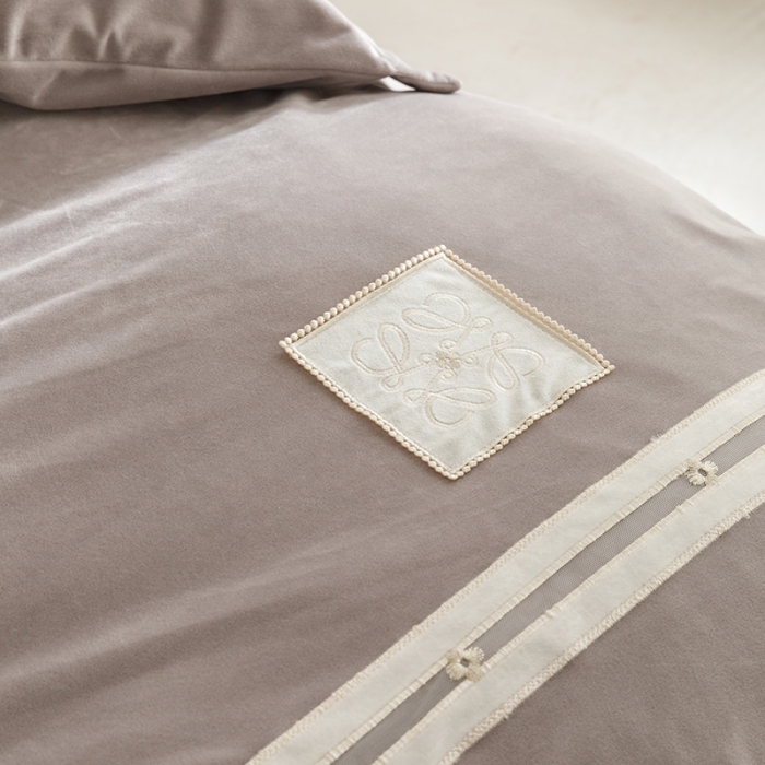 91家纺网 家纺一手货源 找家纺 摩卡 2024新款轻奢简约宝宝绒四件套 唯一-灰色