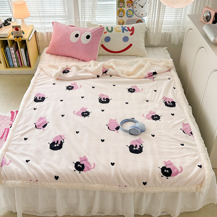 91家纺网 家纺一手货源 找家纺 昔可家纺 2023新款ins风牛奶绒羊羔绒印花毛毯（风格一）粉猫煤球