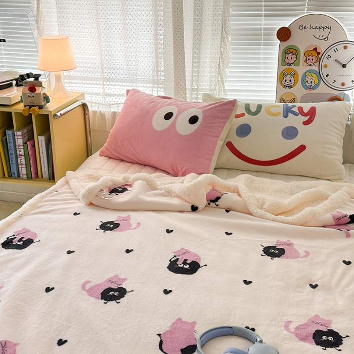 91家纺网 家纺一手货源 找家纺 昔可家纺 2023新款ins风牛奶绒羊羔绒印花毛毯（风格一）粉猫煤球