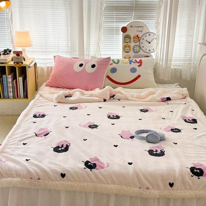 91家纺网 家纺一手货源 找家纺 昔可家纺 2023新款ins风牛奶绒羊羔绒印花毛毯（风格一）粉猫煤球