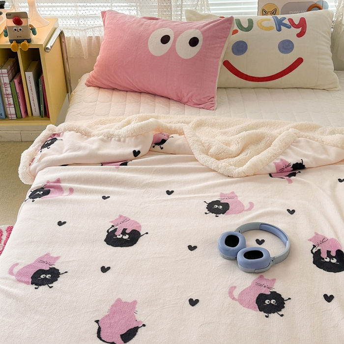 91家纺网 家纺一手货源 找家纺 昔可家纺 2023新款ins风牛奶绒羊羔绒印花毛毯（风格一）粉猫煤球