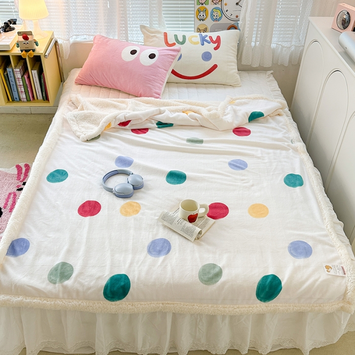 91家纺网 家纺一手货源 找家纺 昔可家纺 2023新款ins风牛奶绒羊羔绒印花毛毯（风格一）彩色波点