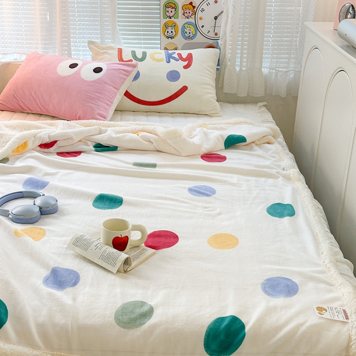 91家纺网 家纺一手货源 找家纺 昔可家纺 2023新款ins风牛奶绒羊羔绒印花毛毯（风格一）彩色波点