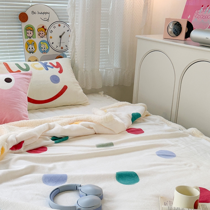 91家纺网 家纺一手货源 找家纺 昔可家纺 2023新款ins风牛奶绒羊羔绒印花毛毯（风格一）彩色波点