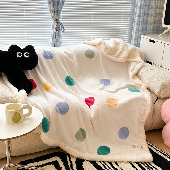 91家纺网 家纺一手货源 找家纺 昔可家纺 2023新款ins风牛奶绒羊羔绒印花毛毯（风格二）彩色波点