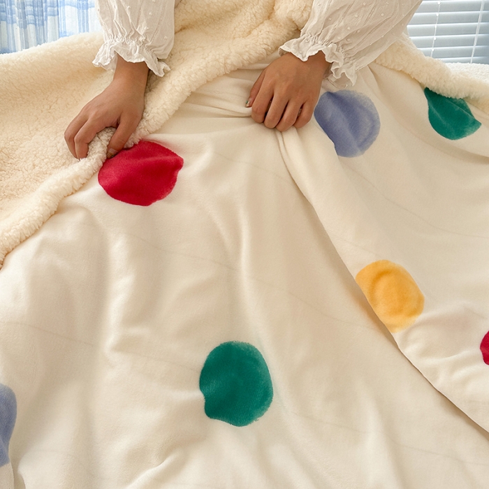 91家纺网 家纺一手货源 找家纺 昔可家纺 2023新款ins风牛奶绒羊羔绒印花毛毯（风格二）彩色波点