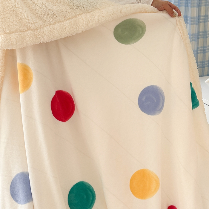 91家纺网 家纺一手货源 找家纺 昔可家纺 2023新款ins风牛奶绒羊羔绒印花毛毯（风格二）彩色波点