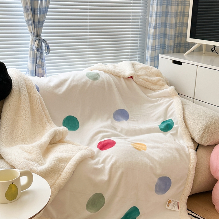 91家纺网 家纺一手货源 找家纺 昔可家纺 2023新款ins风牛奶绒羊羔绒印花毛毯（风格二）彩色波点
