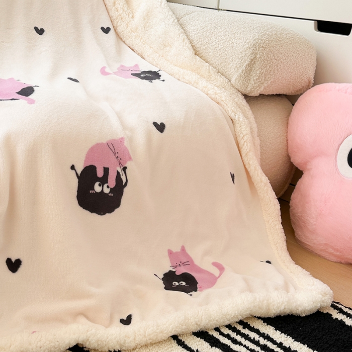 91家纺网 家纺一手货源 找家纺 昔可家纺 2023新款ins风牛奶绒羊羔绒印花毛毯（风格二）粉猫煤球