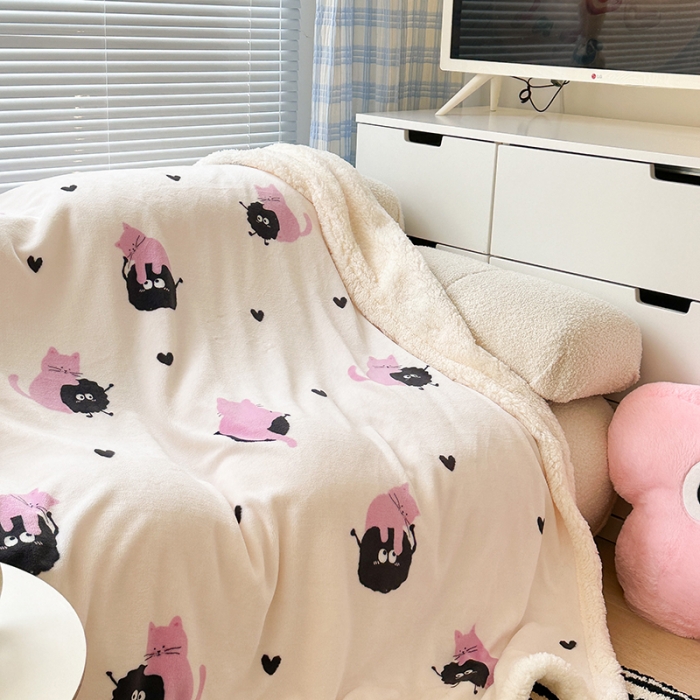 91家纺网 家纺一手货源 找家纺 昔可家纺 2023新款ins风牛奶绒羊羔绒印花毛毯（风格二）粉猫煤球