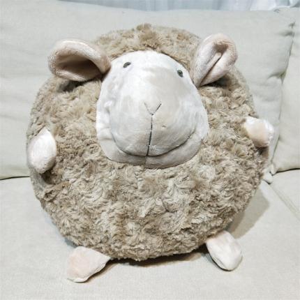 91家纺网 家纺一手货源 找家纺 2023新款网红创意绵羊公仔抱枕韩国原单同款绵羊抱枕-场景一 脏脏咖