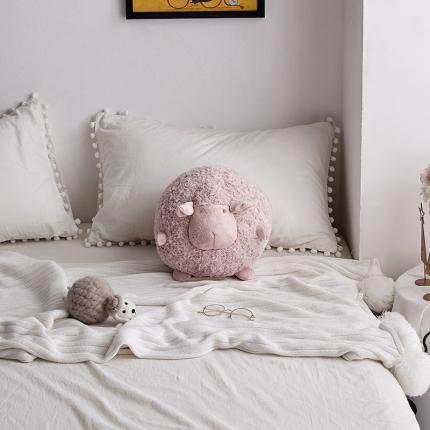 91家纺网 家纺一手货源 找家纺 （总）2023新款网红创意绵羊公仔抱枕韩国原单同款绵羊抱枕-场景二