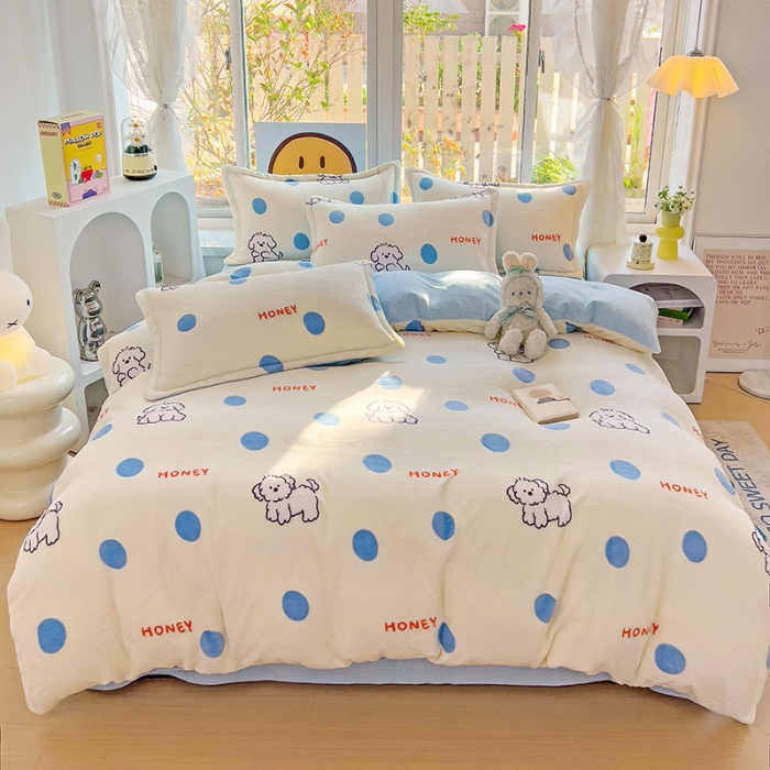 91家纺网 家纺一手货源 找家纺 包小包 2023直播爆款220g高克重印花小清新牛奶绒四件套 小狗波点