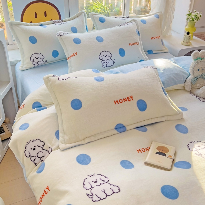 91家纺网 家纺一手货源 找家纺 包小包 2023直播爆款220g高克重印花小清新牛奶绒四件套 小狗波点