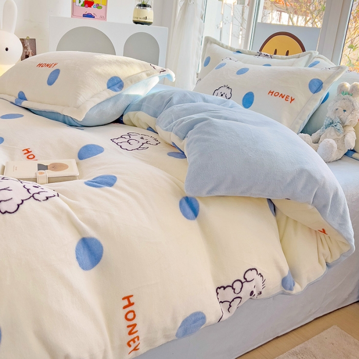 91家纺网 家纺一手货源 找家纺 包小包 2023直播爆款220g高克重印花小清新牛奶绒四件套 小狗波点