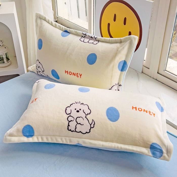 91家纺网 家纺一手货源 找家纺 包小包 2023直播爆款220g高克重印花小清新牛奶绒四件套 小狗波点