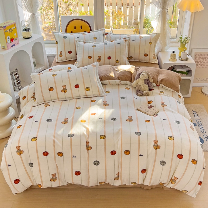 91家纺网 家纺一手货源 找家纺 包小包 2023直播爆款220g高克重印花小清新牛奶绒四件套 南瓜小熊