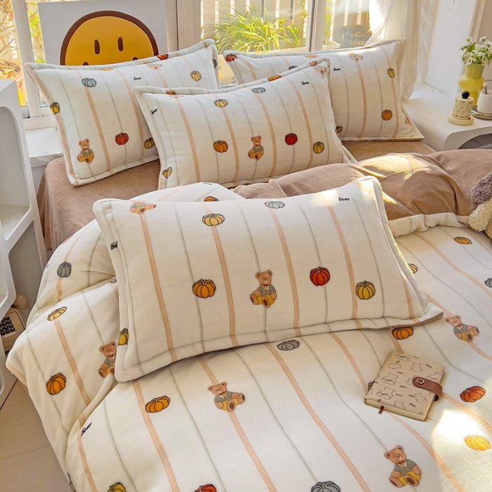 91家纺网 家纺一手货源 找家纺 包小包 2023直播爆款220g高克重印花小清新牛奶绒四件套 南瓜小熊