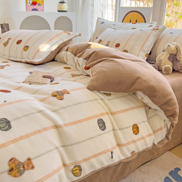 91家纺网 家纺一手货源 找家纺 包小包 2023直播爆款220g高克重印花小清新牛奶绒四件套 南瓜小熊