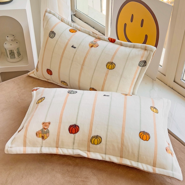 91家纺网 家纺一手货源 找家纺 包小包 2023直播爆款220g高克重印花小清新牛奶绒四件套 南瓜小熊