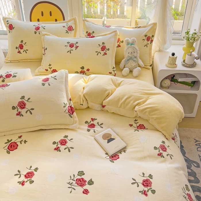 91家纺网 家纺一手货源 找家纺 包小包 2023直播爆款220g高克重印花小清新牛奶绒四件套 复古玫瑰