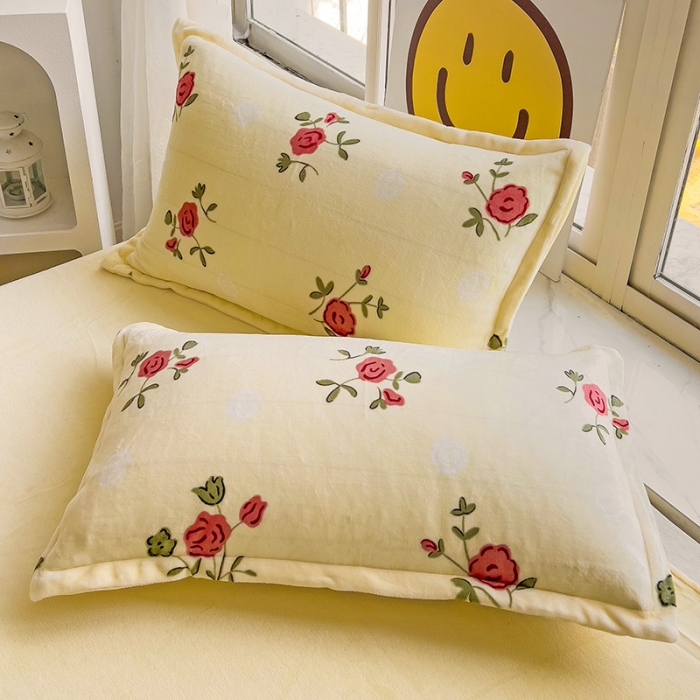 91家纺网 家纺一手货源 找家纺 包小包 2023直播爆款220g高克重印花小清新牛奶绒四件套 复古玫瑰