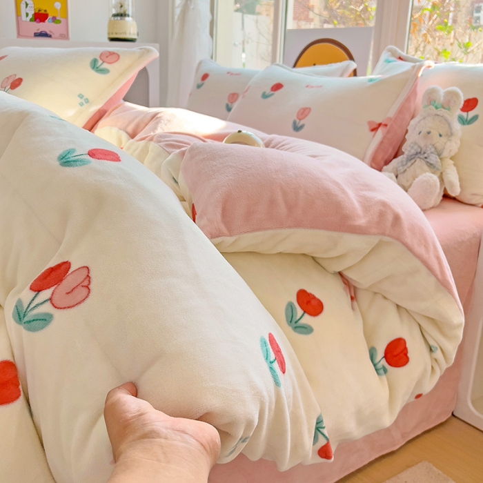 91家纺网 家纺一手货源 找家纺 包小包 2023直播爆款220g高克重印花小清新牛奶绒四件套 郁金香粉