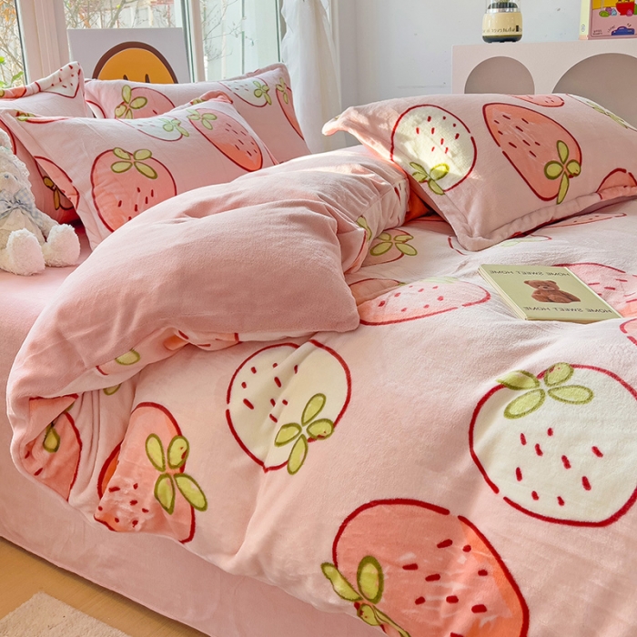 91家纺网 家纺一手货源 找家纺 包小包 2023直播爆款220g高克重印花小清新牛奶绒四件套 大草莓