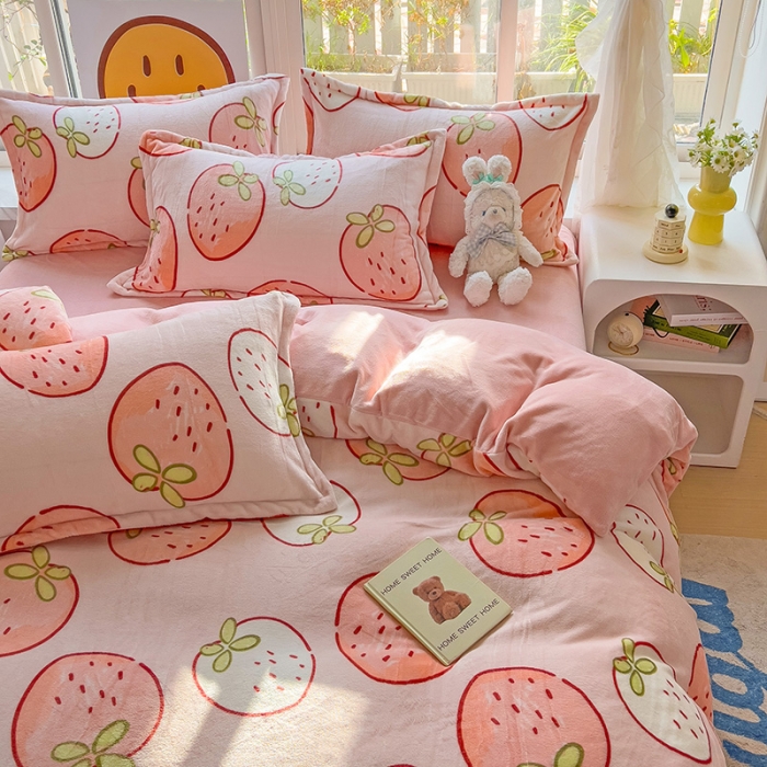 91家纺网 家纺一手货源 找家纺 包小包 2023直播爆款220g高克重印花小清新牛奶绒四件套 大草莓