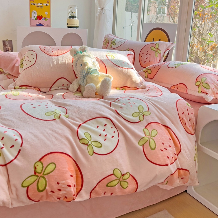 91家纺网 家纺一手货源 找家纺 包小包 2023直播爆款220g高克重印花小清新牛奶绒四件套 大草莓