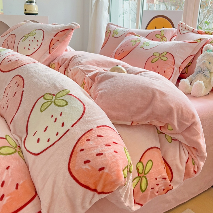 91家纺网 家纺一手货源 找家纺 包小包 2023直播爆款220g高克重印花小清新牛奶绒四件套 大草莓