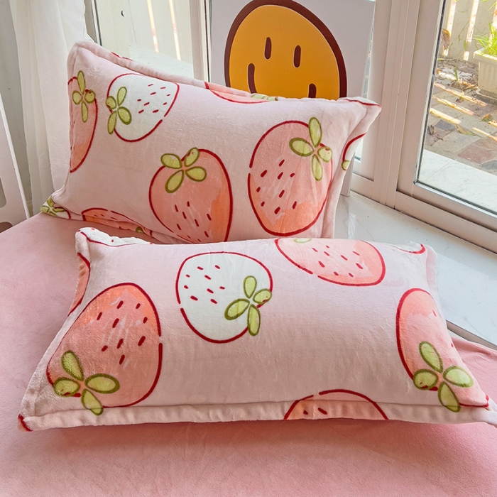 91家纺网 家纺一手货源 找家纺 包小包 2023直播爆款220g高克重印花小清新牛奶绒四件套 大草莓