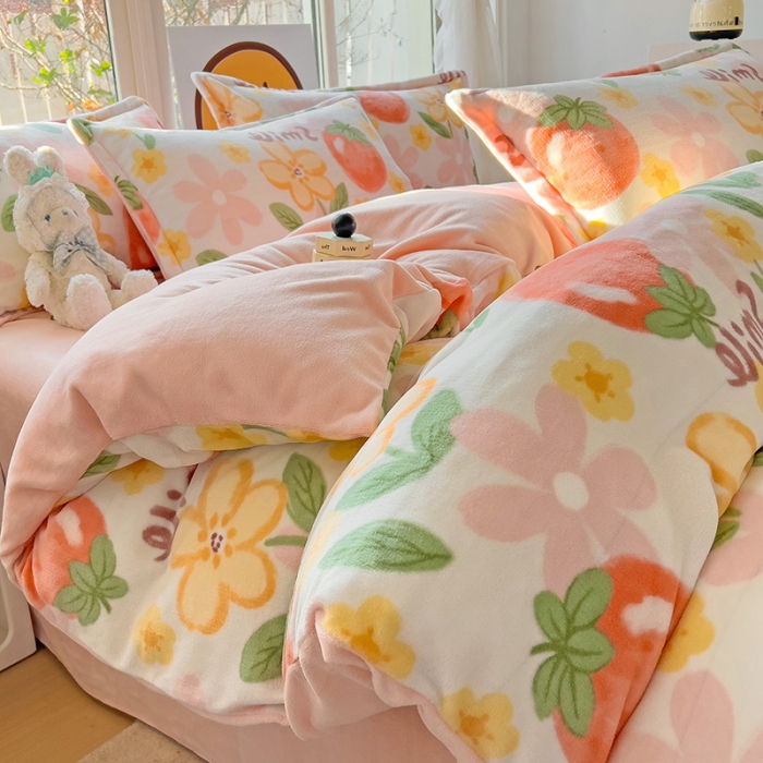 91家纺网 家纺一手货源 找家纺 包小包 2023直播爆款220g高克重印花小清新牛奶绒四件套 草莓花朵