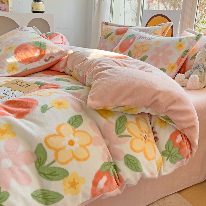 91家纺网 家纺一手货源 找家纺 包小包 2023直播爆款220g高克重印花小清新牛奶绒四件套 草莓花朵