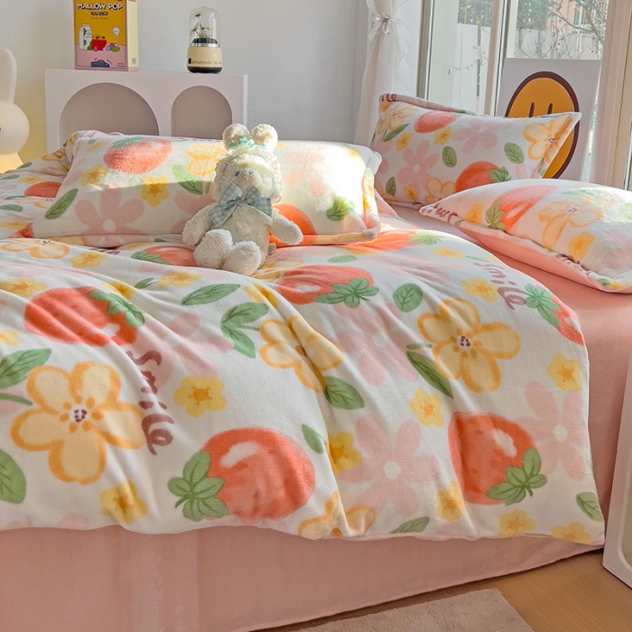 91家纺网 家纺一手货源 找家纺 包小包 2023直播爆款220g高克重印花小清新牛奶绒四件套 草莓花朵