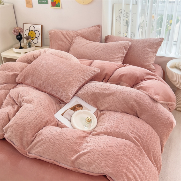 91家纺网 家纺一手货源 找家纺 全季家居 2023新款小清新A类高克重加厚印花牛奶绒被套单件 粉玉