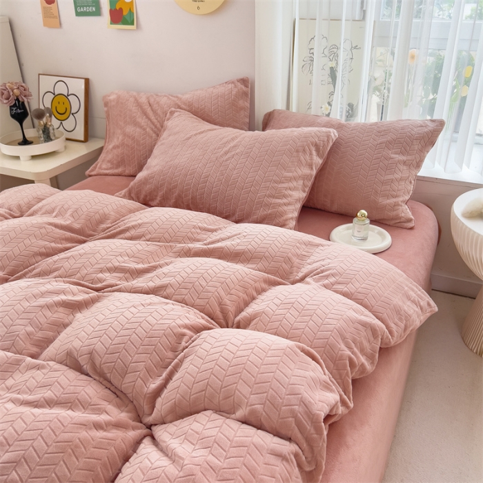 91家纺网 家纺一手货源 找家纺 全季家居 2023新款小清新A类高克重加厚印花牛奶绒被套单件 粉玉