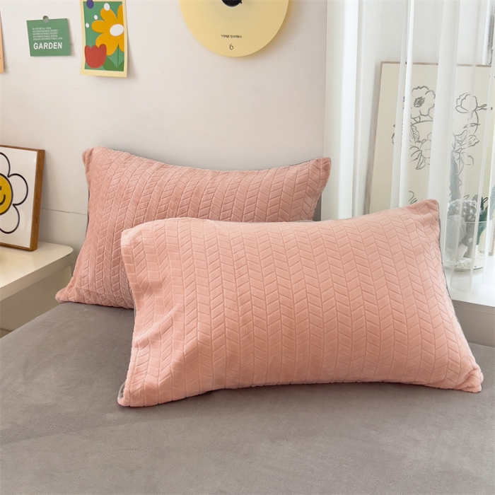 91家纺网 家纺一手货源 找家纺 全季家居 2023新款小清新A类高克重加厚印花牛奶绒被套单件 粉玉+浅灰