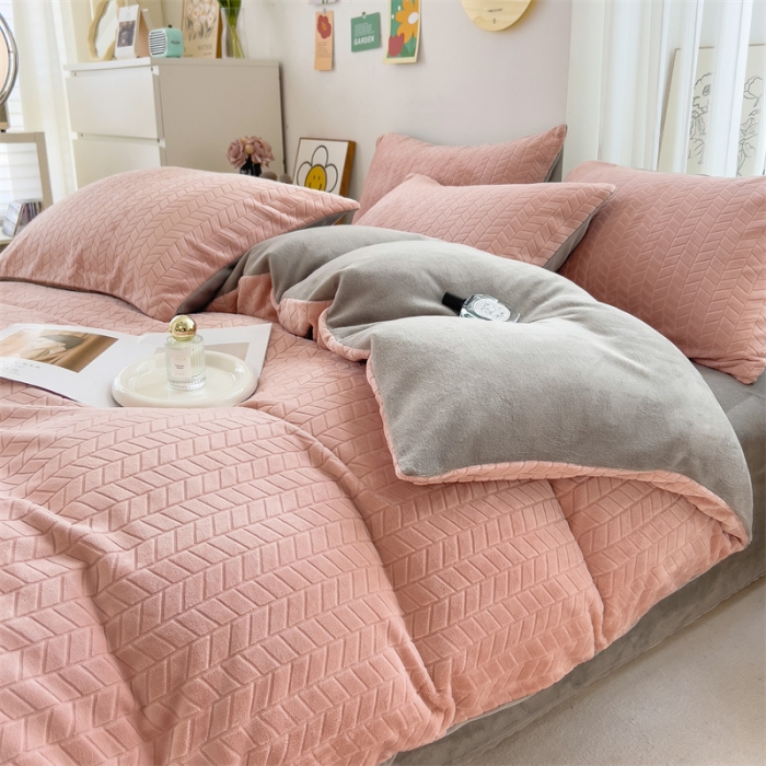 91家纺网 家纺一手货源 找家纺 全季家居 2023新款小清新A类高克重加厚印花牛奶绒被套单件 粉玉+浅灰