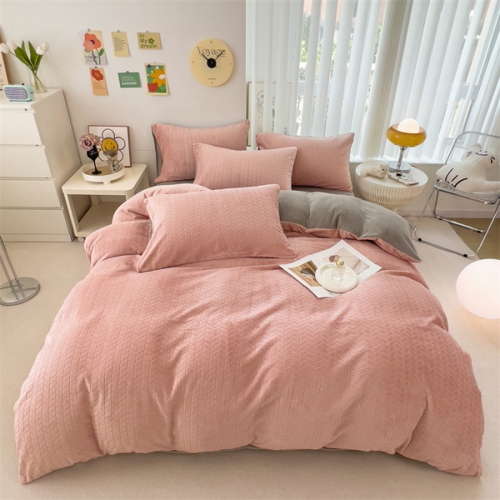 91家纺网 家纺一手货源 找家纺 全季家居 2023新款小清新A类高克重加厚印花牛奶绒被套单件 粉玉+浅灰