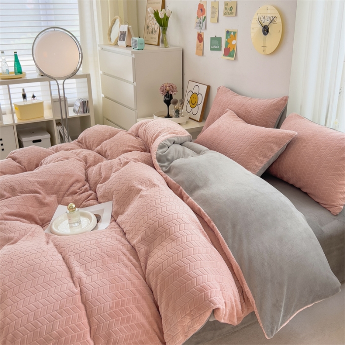 91家纺网 家纺一手货源 找家纺 全季家居 2023新款小清新A类高克重加厚印花牛奶绒被套单件 粉玉+浅灰