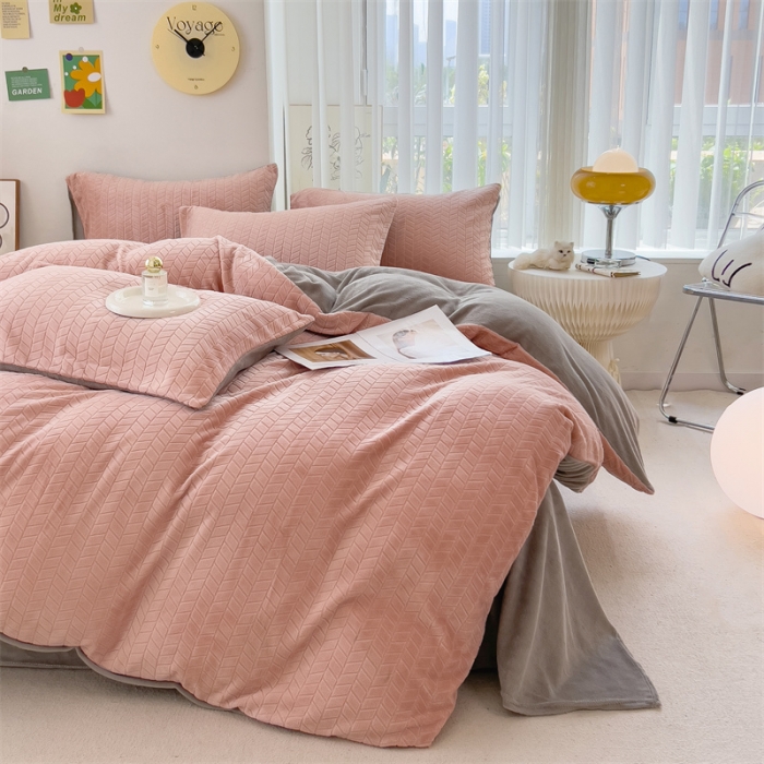 91家纺网 家纺一手货源 找家纺 全季家居 2023新款小清新A类高克重加厚印花牛奶绒被套单件 粉玉+浅灰