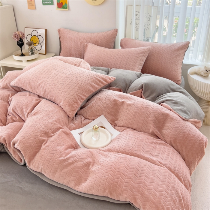 91家纺网 家纺一手货源 找家纺 全季家居 2023新款小清新A类高克重加厚印花牛奶绒被套单件 粉玉+浅灰