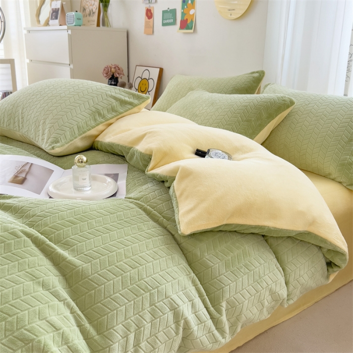 91家纺网 家纺一手货源 找家纺 全季家居 2023新款小清新A类高克重加厚印花牛奶绒被套单件 果绿+奶黄