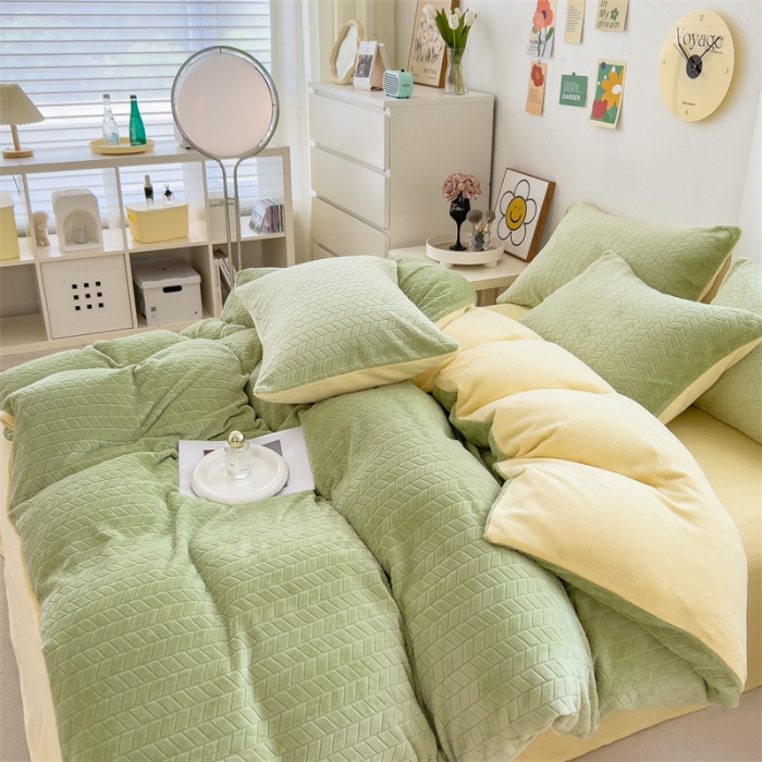 91家纺网 家纺一手货源 找家纺 全季家居 2023新款小清新A类高克重加厚印花牛奶绒被套单件 果绿+奶黄