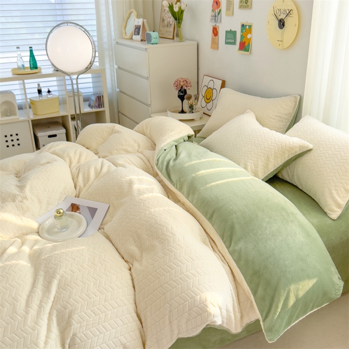 91家纺网 家纺一手货源 找家纺 全季家居 2023新款小清新A类高克重加厚印花牛奶绒被套单件 米白+果绿