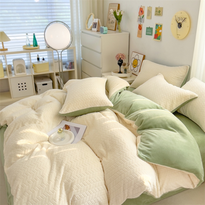 91家纺网 家纺一手货源 找家纺 全季家居 2023新款小清新A类高克重加厚印花牛奶绒被套单件 米白+果绿